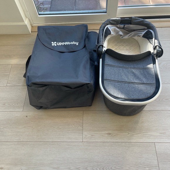UPPAbaby Bassinet- Stylish Gray Bassinet and Stroller Attachment - Picture 7 of 13